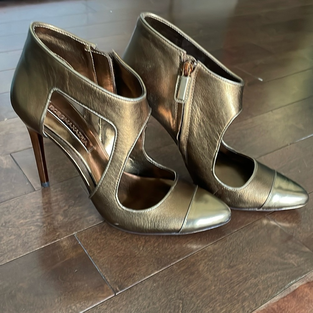 BCBGMAXAZARIA Ma-trill size7.5 gold closed toed leather heels with zippers